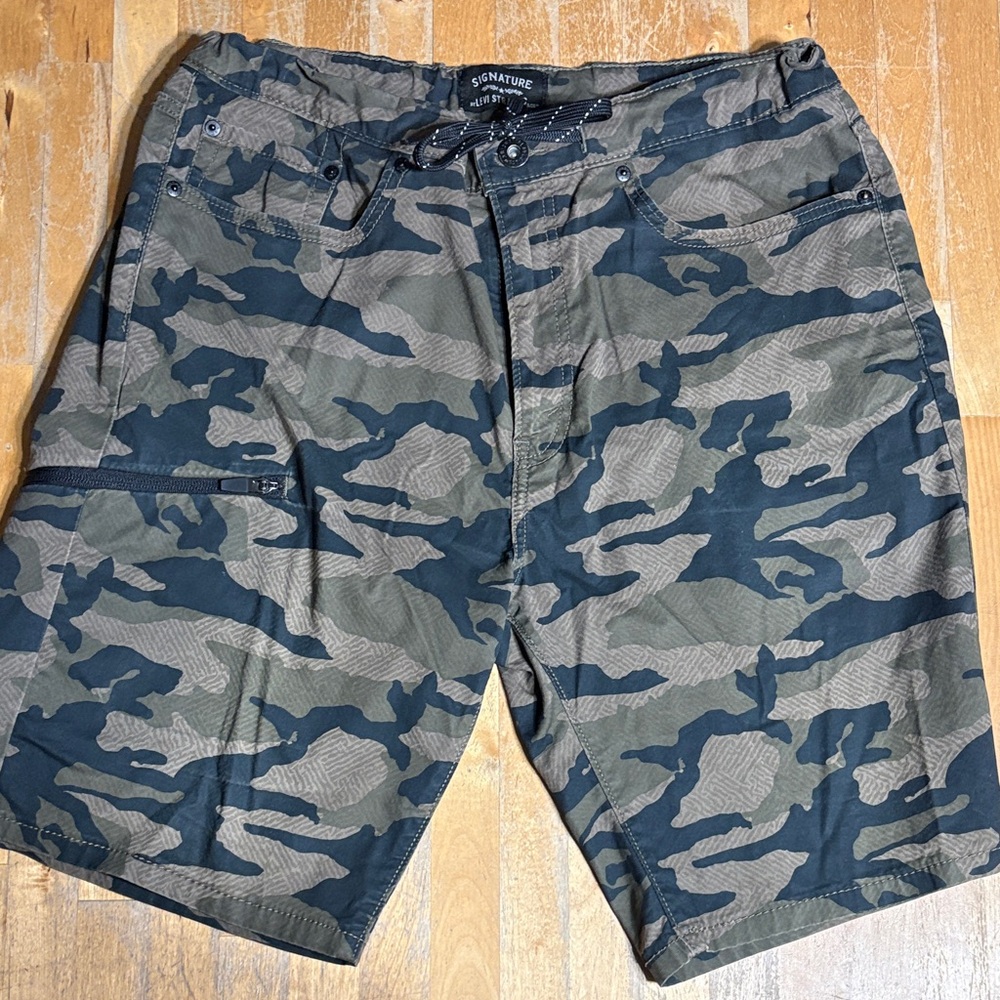 Levi’s Signature Men's Green Camo Cargo Shorts
